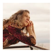 singer, songwriter, natural inspiration in music, live, soul music, female jazz, live music, quiet lounge, jazz bar, piano and voice, audience connection